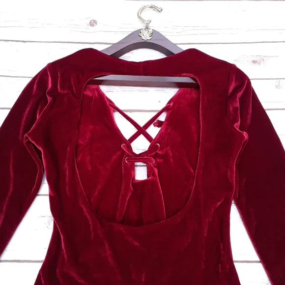 Red velvet backless bodysuit criss cross tie front - Picture 10 of 11